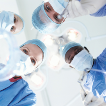 Fyra kirurger behandlar patienter med andningshjälp