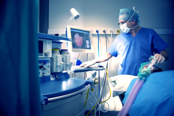 En läkare använder respiratorer för att behandla en patient på intensivvårdsavdelningen