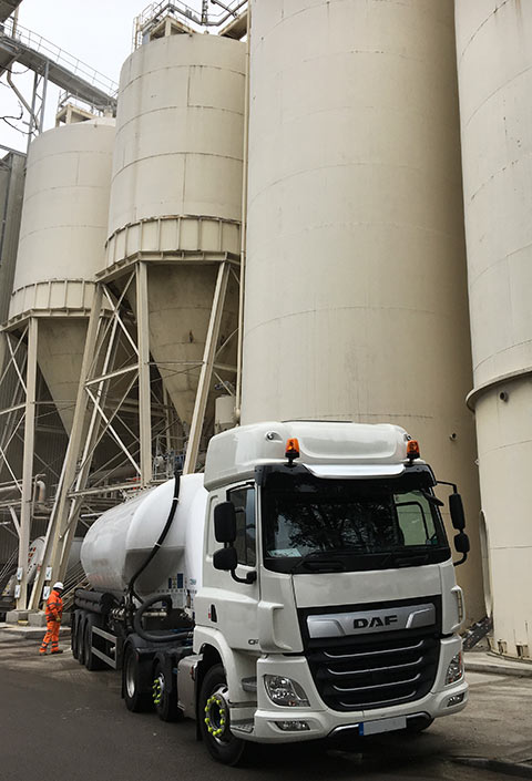 Cemento a granel Compresor montado en camión 480x705